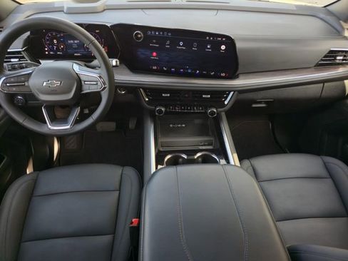 Used 2025 Chevrolet Suburban Z71 image 12