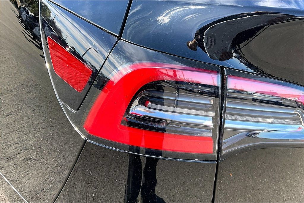 Used 2022 Tesla Model Y Long Range AWD/4WD image 31