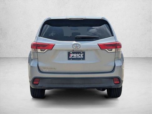 Used 2017 Toyota Highlander LE FWD image 6