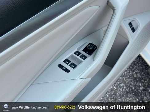 Certified 2023 Volkswagen Jetta SE w/ Panoramic Sunroof Package FWD image 17