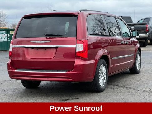 Used 2016 Chrysler Town & Country Touring-L image 10