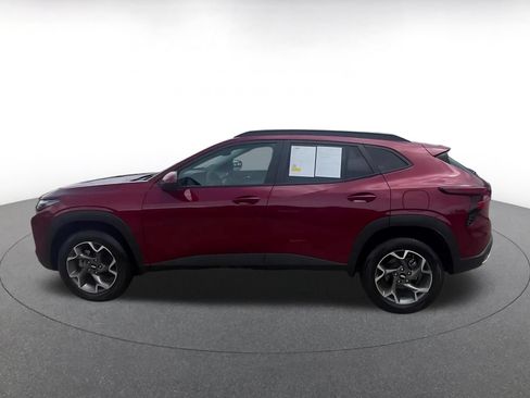 Used 2025 Chevrolet Trax LT FWD image 4