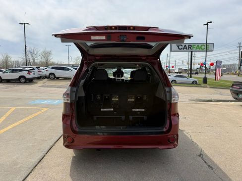 Used 2018 Toyota Sienna SE FWD image 12