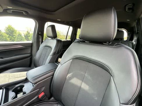 Used 2024 Jeep Grand Cherokee L Altitude AWD/4WD image 17