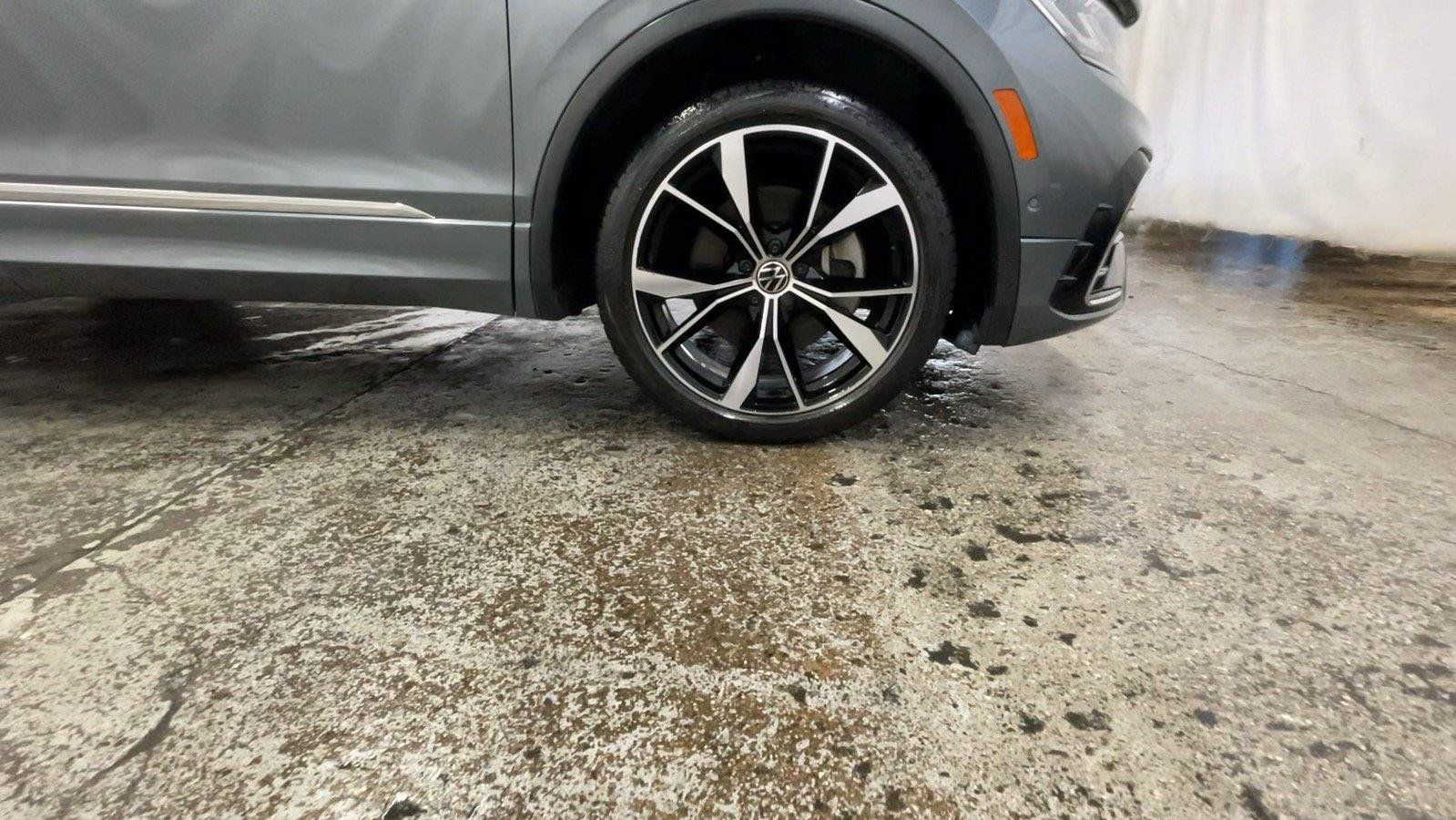 Used 2022 Volkswagen Tiguan SEL R-Line AWD/4WD image 16