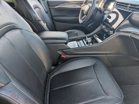 Used 2023 Jeep Grand Cherokee Overland image 12