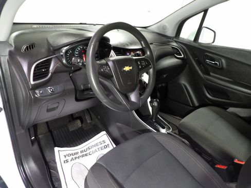Used 2022 Chevrolet Trax LS w/ Tint and Cruise Package AWD/4WD image 9