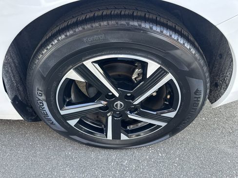 Used 2025 Nissan Sentra SV image 31