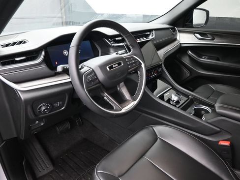 Used 2025 Jeep Grand Cherokee Limited w/ Black Appearance Package RWD image 33