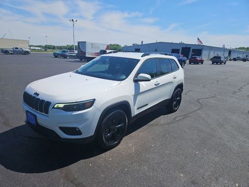 Used 2021 Jeep Cherokee Latitude Plus AWD/4WD image 3
