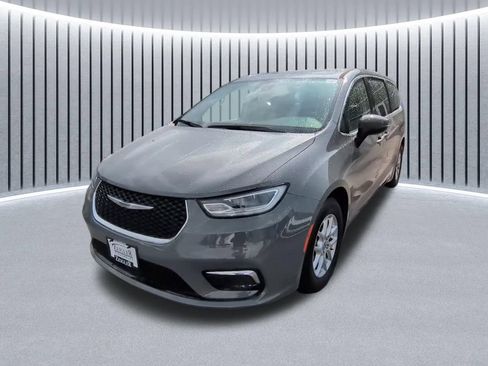 Used 2023 Chrysler Pacifica Touring-L FWD image 27