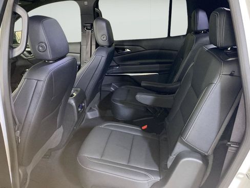 Used 2025 Chevrolet Traverse LT FWD image 13
