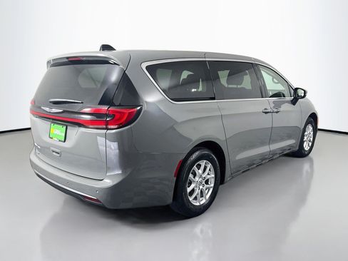 Used 2023 Chrysler Pacifica Touring-L FWD image 10
