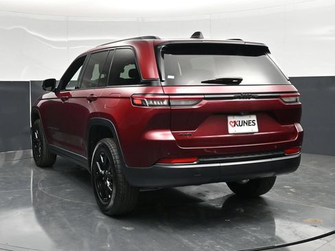 Used 2025 Jeep Grand Cherokee Altitude AWD/4WD image 10