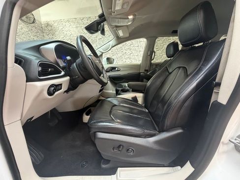 Used 2022 Chrysler Pacifica Touring-L FWD image 19