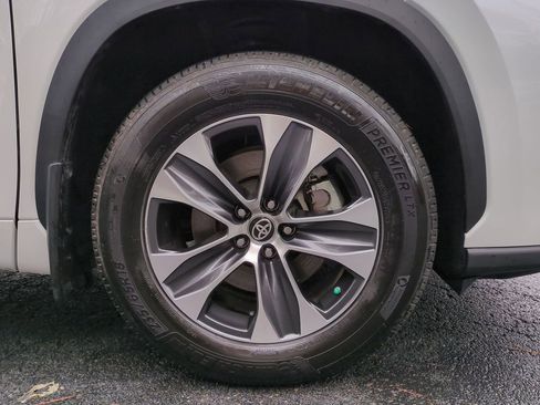 Used 2024 Toyota Highlander XLE image 13