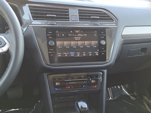 Used 2023 Volkswagen Tiguan SE w/ Panoramic Sunroof Package FWD image 20