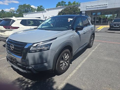 Used 2023 Nissan Pathfinder SL AWD/4WD image 2