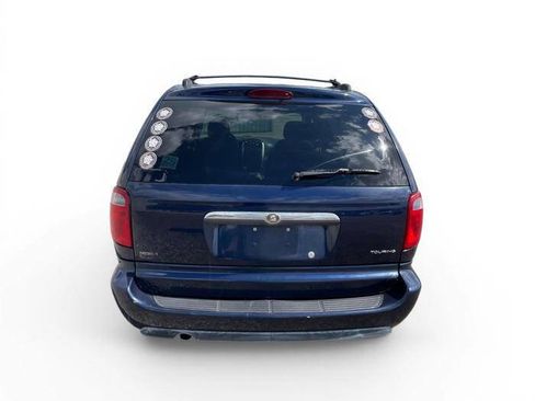 Used 2005 Chrysler Town & Country Touring FWD image 4