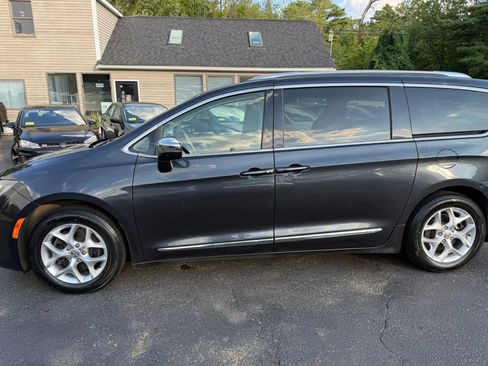 Used 2020 Chrysler Pacifica Limited FWD image 4