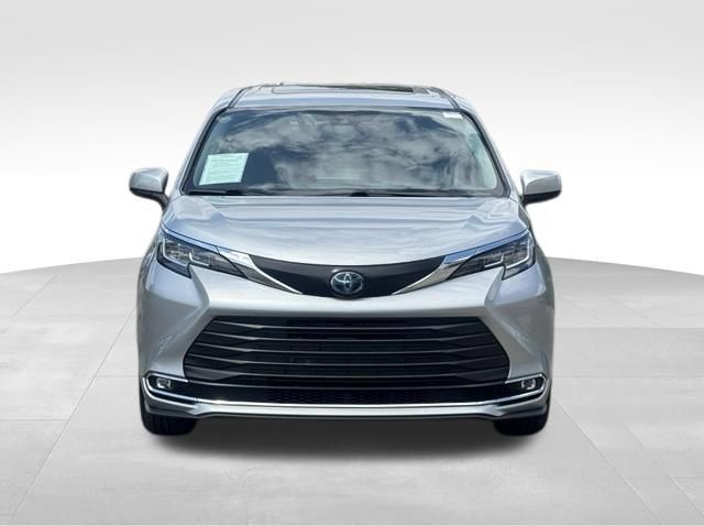 Used 2021 Toyota Sienna XLE FWD image 11