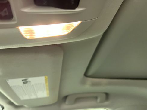 Used 2021 Toyota Highlander XLE FWD image 16