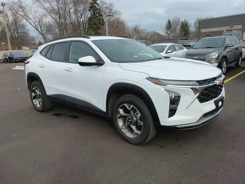 Used 2025 Chevrolet Trax LT w/ LT Convenience Package image 2