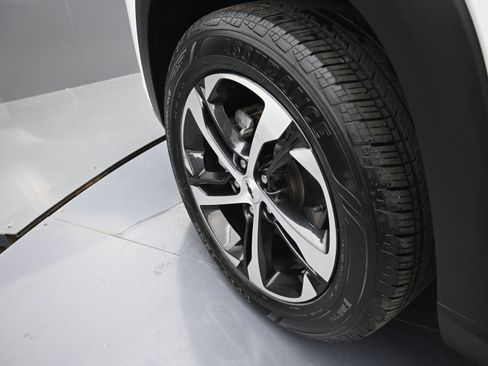 Used 2025 Chevrolet Trax RS w/ Sunroof Package FWD image 32