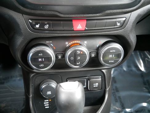 Used 2016 Jeep Renegade Limited image 23