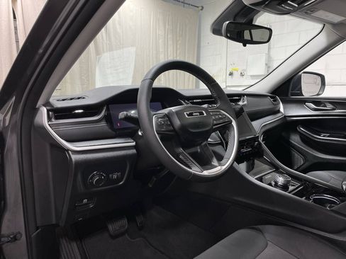 Used 2023 Jeep Grand Cherokee Laredo w/ Luxury Tech Group I AWD/4WD image 10