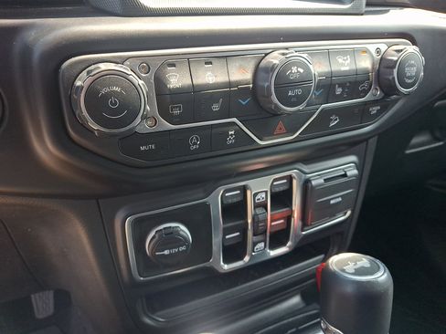 Used 2021 Jeep Wrangler Unlimited Sahara AWD/4WD image 15