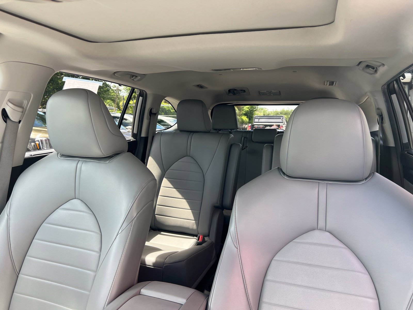 Used 2023 Toyota Highlander XLE FWD image 28