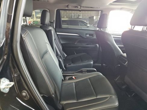 Used 2019 Toyota Highlander XLE w/ Carpet Mat Package (TMS) AWD/4WD image 14
