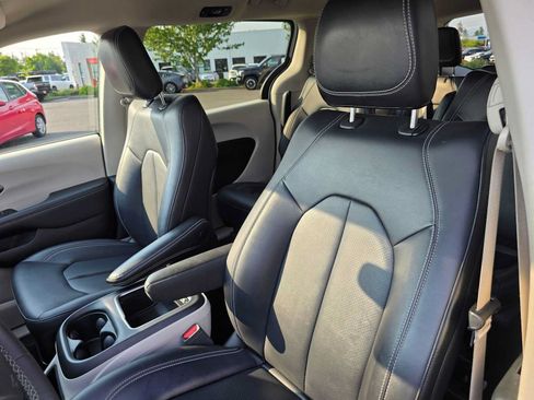 Used 2024 Chrysler Pacifica Limited FWD image 25