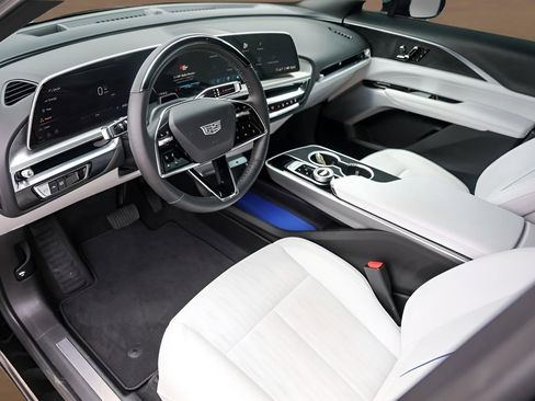Used 2025 Cadillac Lyriq Luxury RWD image 10
