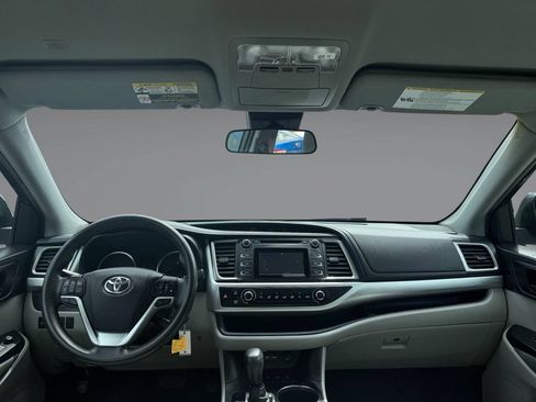 Used 2019 Toyota Highlander LE w/ Carpet Mat Package (TMS) AWD/4WD image 30