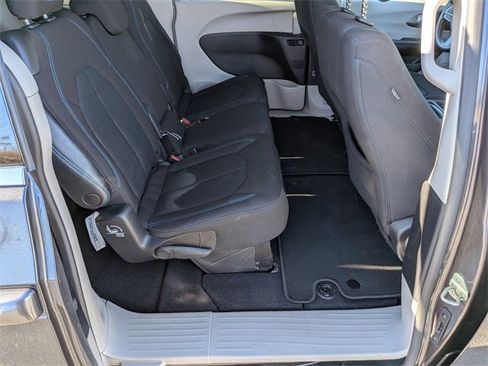 Used 2021 Chrysler Pacifica Touring image 31