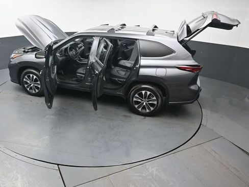 Certified 2024 Toyota Highlander XLE AWD/4WD image 50