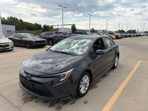 Used 2023 Toyota Corolla LE w/ LE Convenience Package FWD image 3