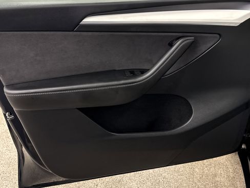 Used 2024 Tesla Model Y 2WD image 3