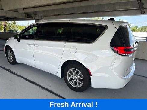 Used 2025 Chrysler Pacifica Select FWD image 15