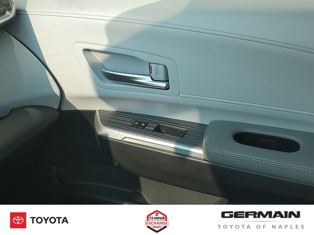 Certified 2025 Toyota Sienna XLE FWD image 29