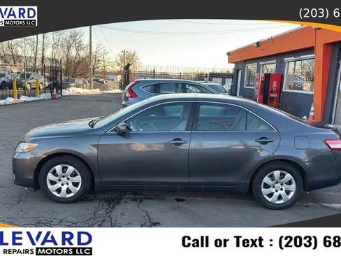 Used 2010 Toyota Camry LE image 4