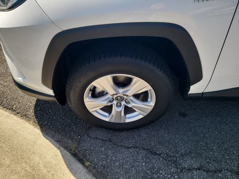Used 2020 Toyota RAV4 XLE w/ Convenience Package AWD/4WD image 9