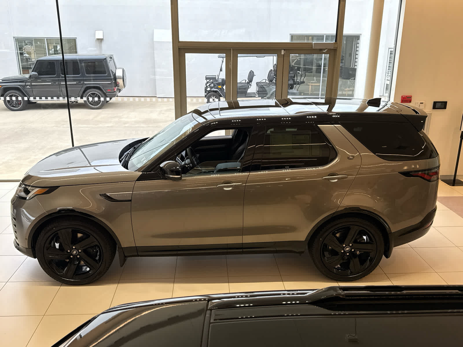 Used 2025 Land Rover Discovery Dynamic SE AWD/4WD image 5