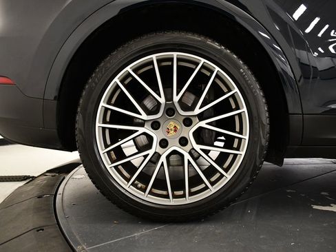 Used 2022 Porsche Cayenne Platinum Edition image 17