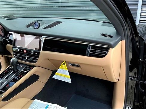 Certified 2026 Porsche Macan image 22