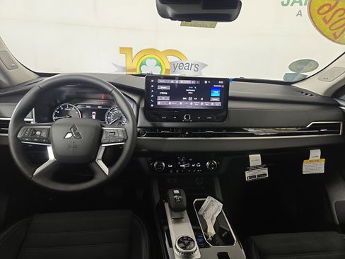 New 2026 Mitsubishi Outlander SE image 13