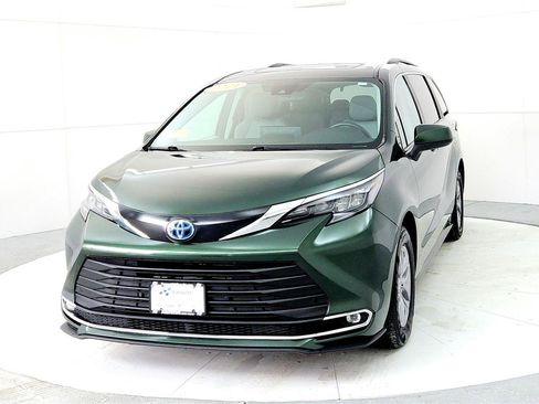 Certified 2024 Toyota Sienna XLE image 2