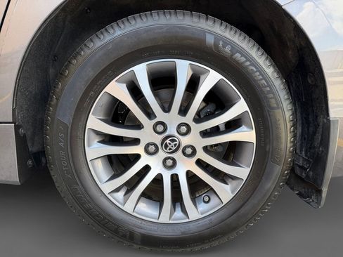 Used 2019 Toyota Sienna XLE FWD image 11